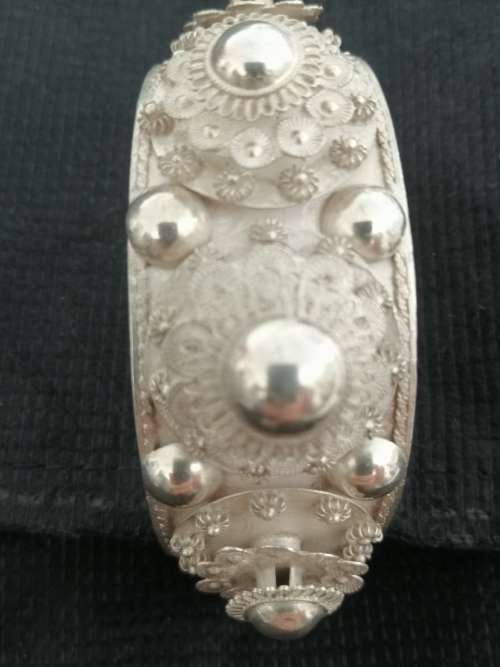 A BEAUTIFUL VINTAGE SIAM SILVER BRACELET WITH RAISED BOSSES. CIRCA 1940