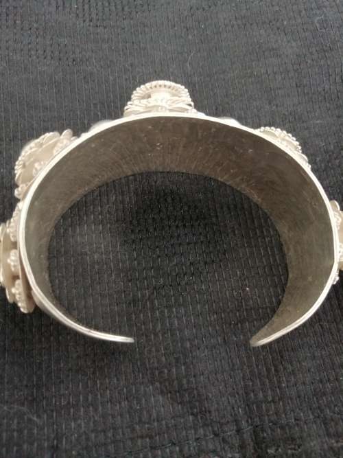 A BEAUTIFUL VINTAGE SIAM SILVER BRACELET WITH RAISED BOSSES. CIRCA 1940