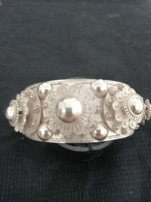 A BEAUTIFUL VINTAGE SIAM SILVER BRACELET WITH RAISED BOSSES. CIRCA 1940