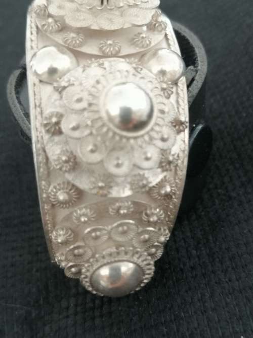 A BEAUTIFUL VINTAGE SIAM SILVER BRACELET WITH RAISED BOSSES. CIRCA 1940