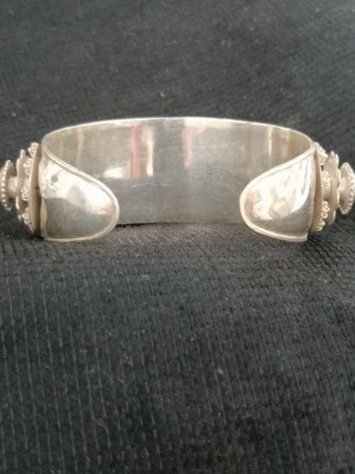 A BEAUTIFUL VINTAGE SIAM SILVER BRACELET WITH RAISED BOSSES. CIRCA 1940