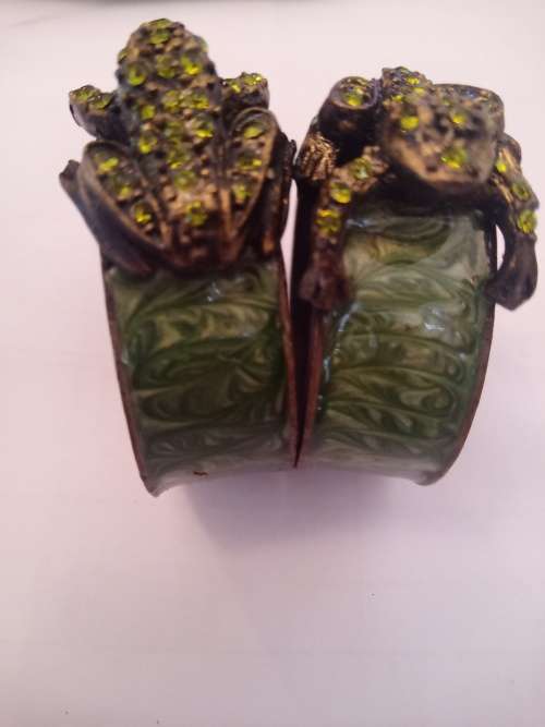 A PAIR OF ENAMEL NAPKIN RINGS MODELLED WITH A FROG ENCRUSTED WITH GREEN CRYSTALS