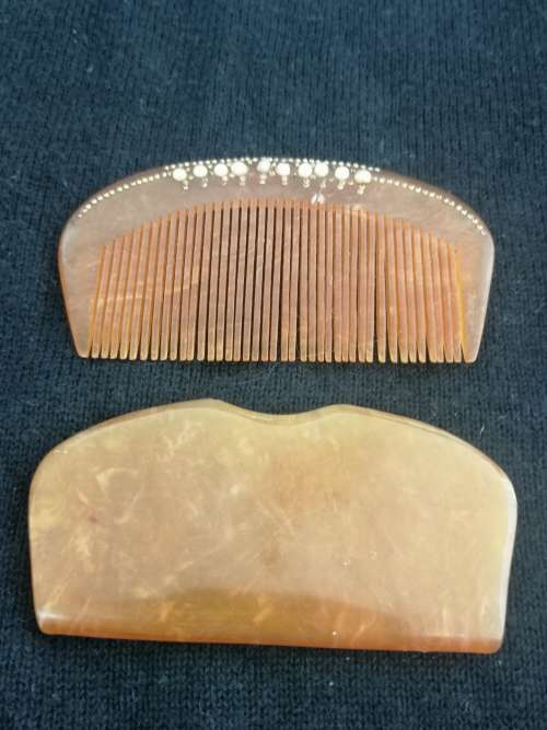 A PRETTY ANTIQUE HAIR PIN/COMB POSSIBLY BAKELITE WITH SEED PEARLS