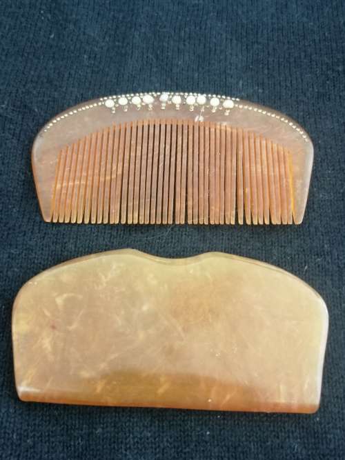 A PRETTY ANTIQUE HAIR PIN/COMB POSSIBLY BAKELITE WITH SEED PEARLS