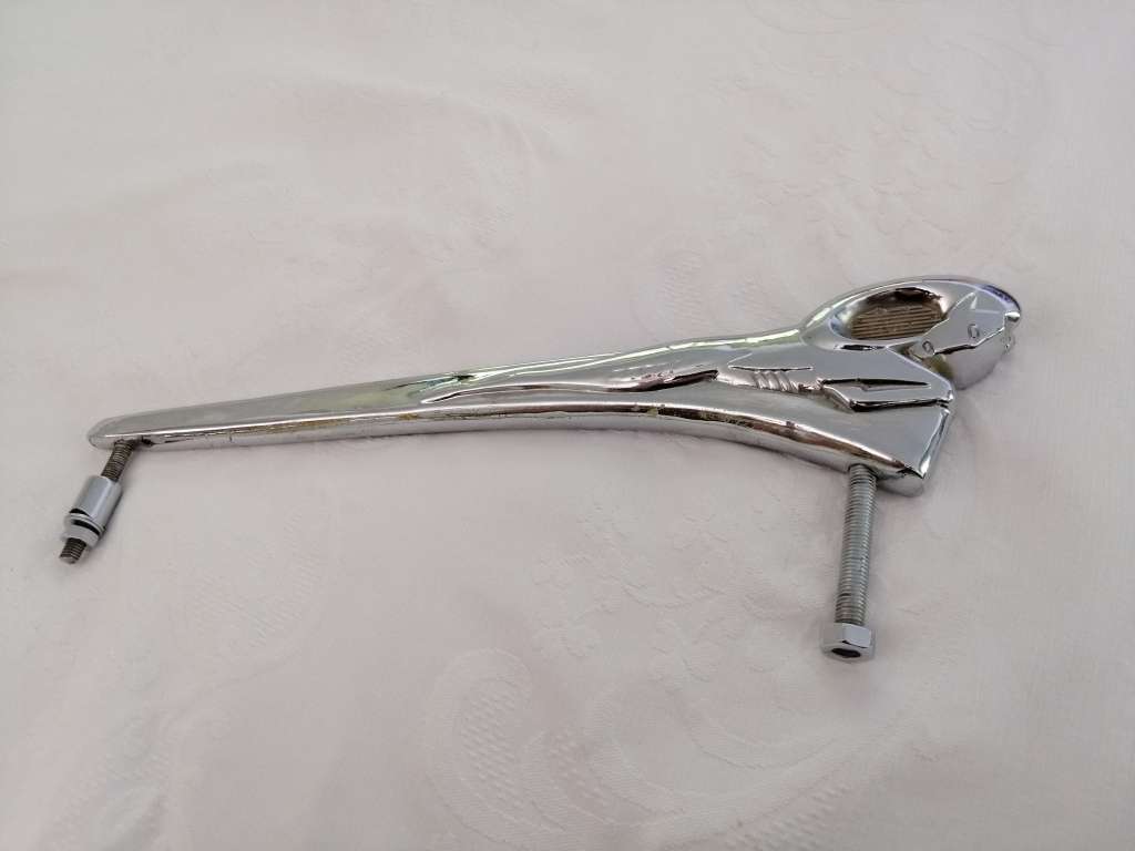 A VINTAGE DODGE CHROME CAR/TRUCK HOOD ORNAMENT IN THE FORM OF A RAMS HEAD