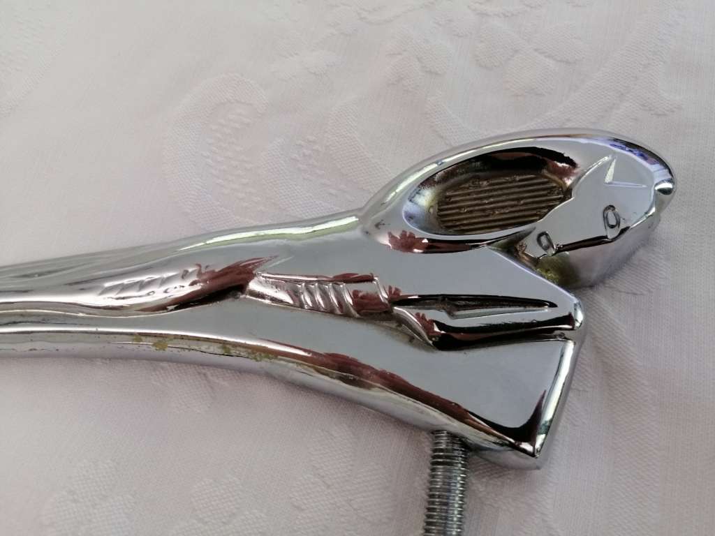 A VINTAGE DODGE CHROME CAR/TRUCK HOOD ORNAMENT IN THE FORM OF A RAMS HEAD