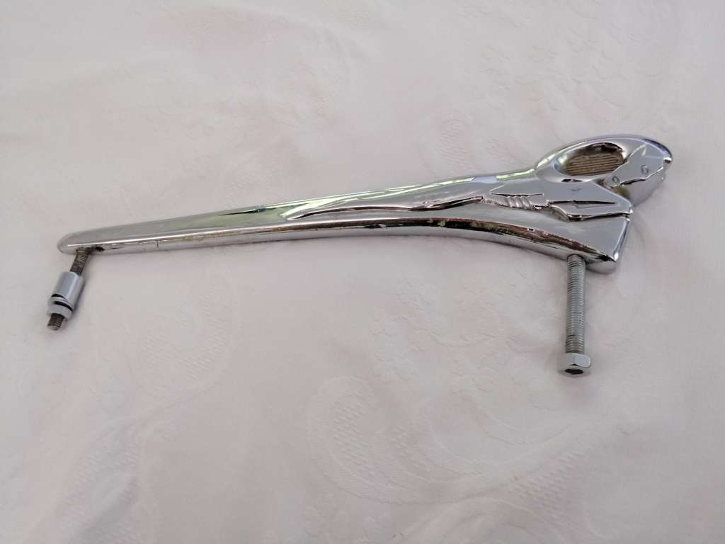 A VINTAGE DODGE CHROME CAR/TRUCK HOOD ORNAMENT IN THE FORM OF A RAMS HEAD