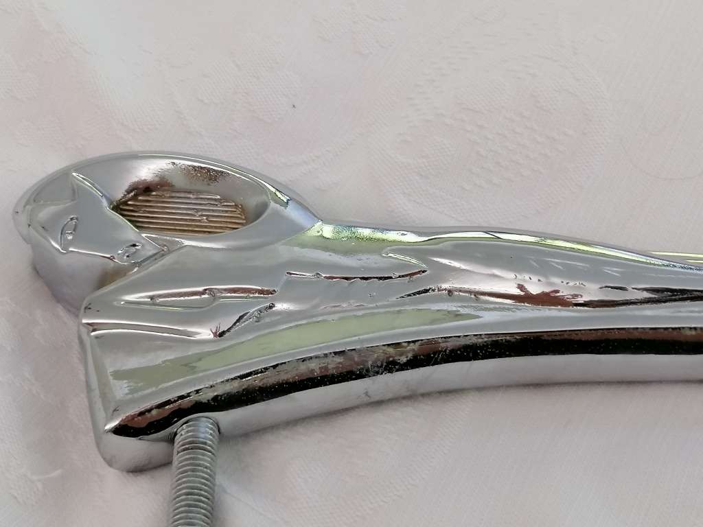 A VINTAGE DODGE CHROME CAR/TRUCK HOOD ORNAMENT IN THE FORM OF A RAMS HEAD