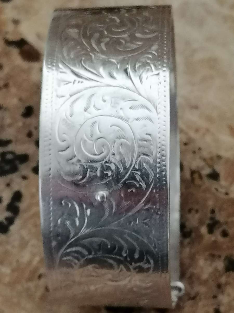 A BEAUTIFUL HALLMARKED VINTAGE SILVER BRACELET.