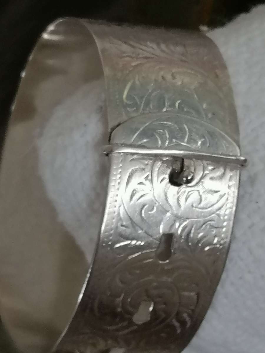 A BEAUTIFUL HALLMARKED VINTAGE SILVER BRACELET.