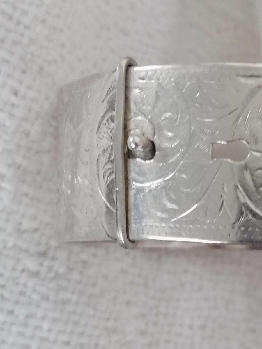 A BEAUTIFUL HALLMARKED VINTAGE SILVER BRACELET.