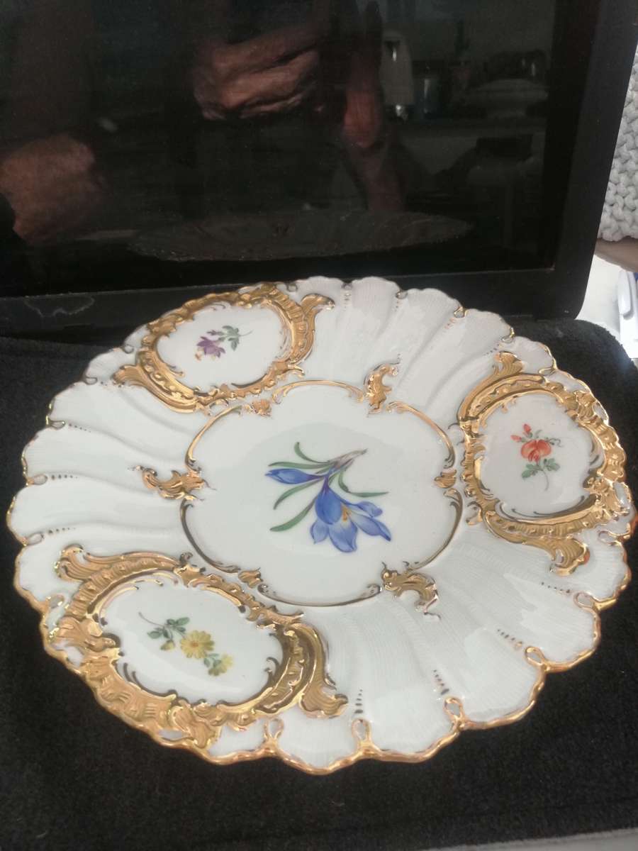 Beautiful Meissen Porcelain fluted Cabinet Plate Decorated with floral sprays