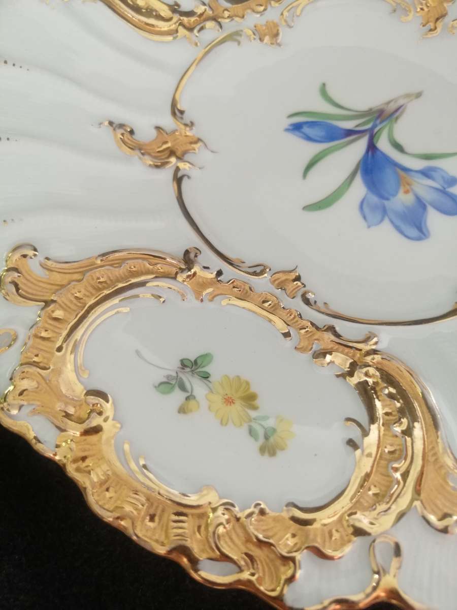 Beautiful Meissen Porcelain fluted Cabinet Plate Decorated with floral sprays