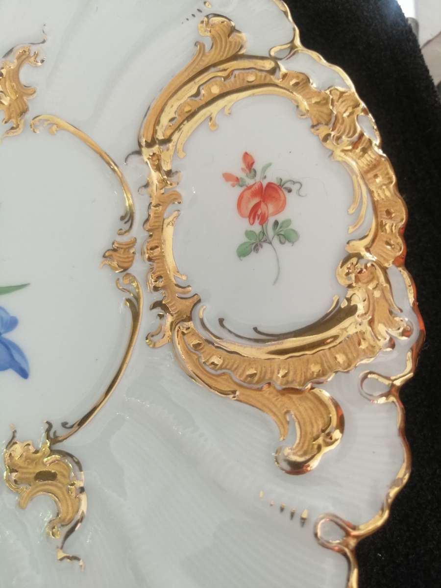 Beautiful Meissen Porcelain fluted Cabinet Plate Decorated with floral sprays