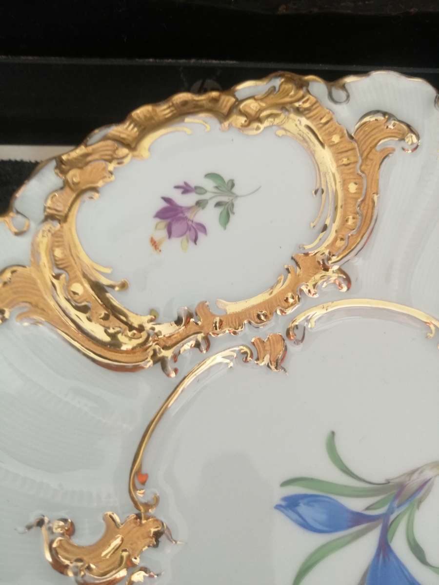 Beautiful Meissen Porcelain fluted Cabinet Plate Decorated with floral sprays