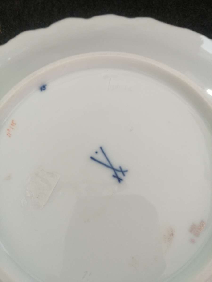 Beautiful Meissen Porcelain fluted Cabinet Plate Decorated with floral sprays