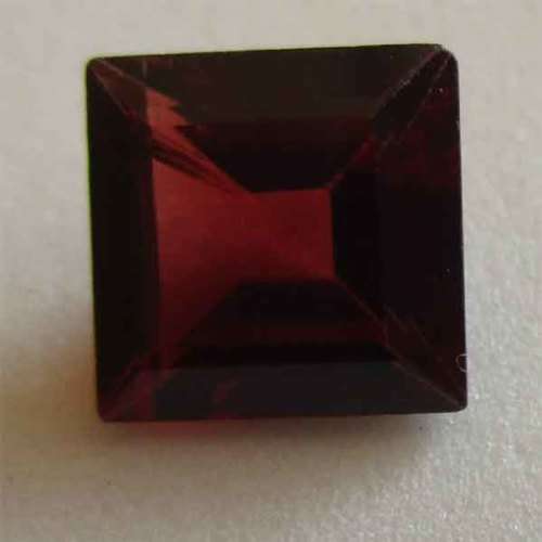 7.80 x 7.70 princess cut Garnet 2.48 ct