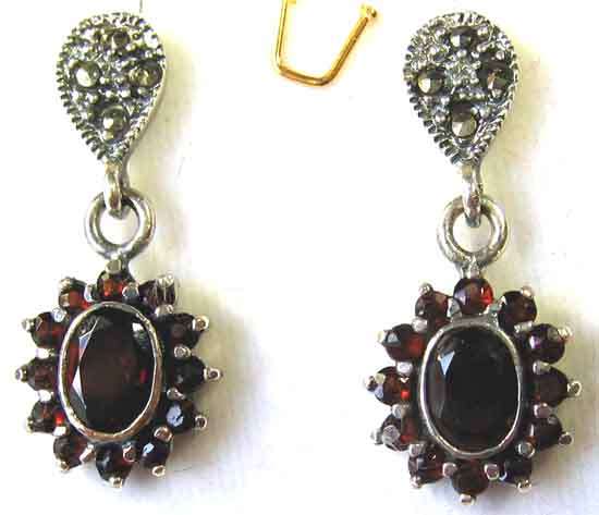 STERLING SILVER, MARCASITE  AND GARNETS EARRINGS.