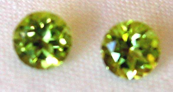 1 Lot, 2 Pieces fo 5.50 mm Round cut Peridots, T. W. 1.35 ct.