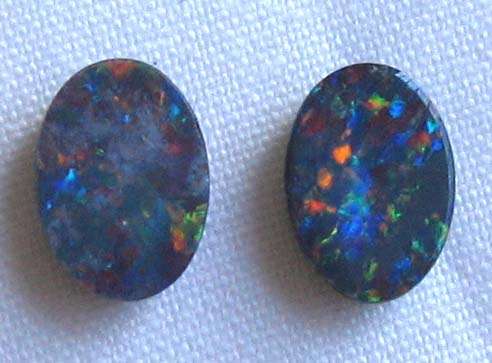 2 pieces ,  7,00 x 5.00 mm Opal - Doublet . T . W. 0.84 ct
