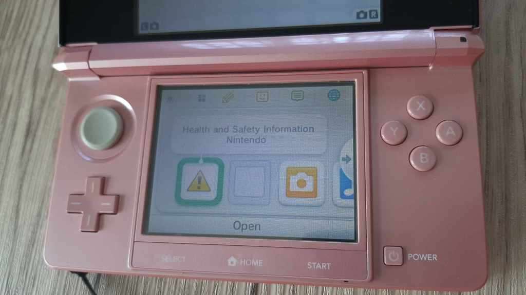 Nintendo 3ds console with original charger 3 games charging dock and case