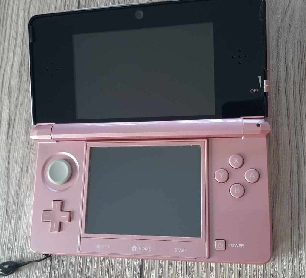 Nintendo 3ds console with original charger 3 games charging dock and case