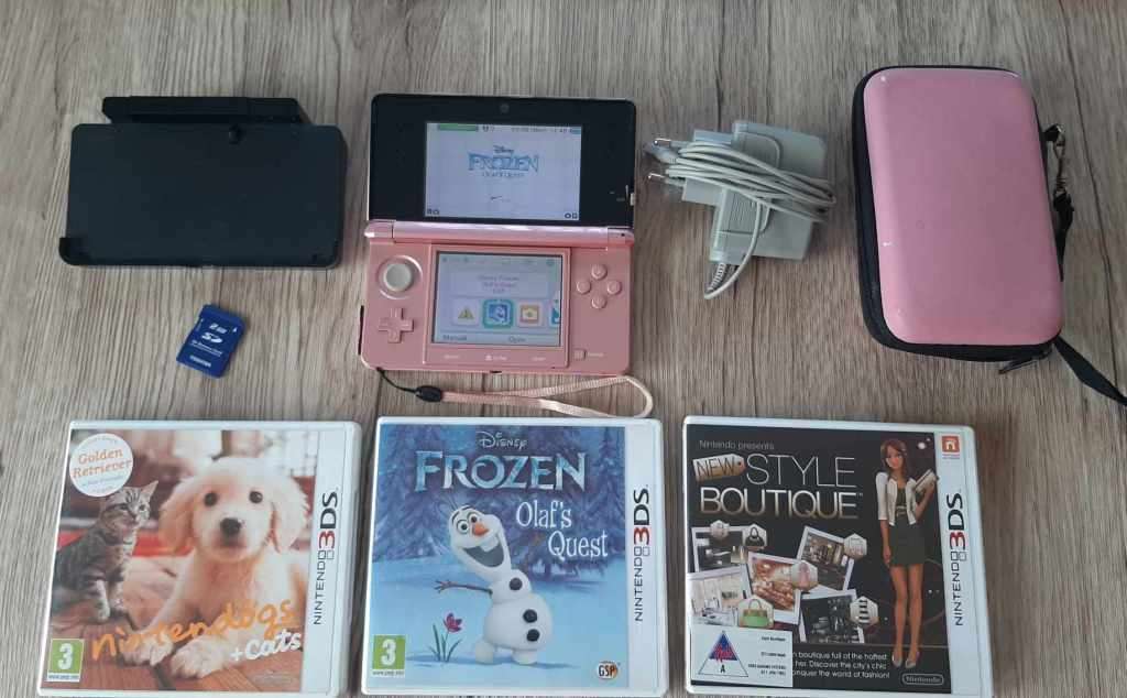 Nintendo 3ds console with original charger 3 games charging dock and case