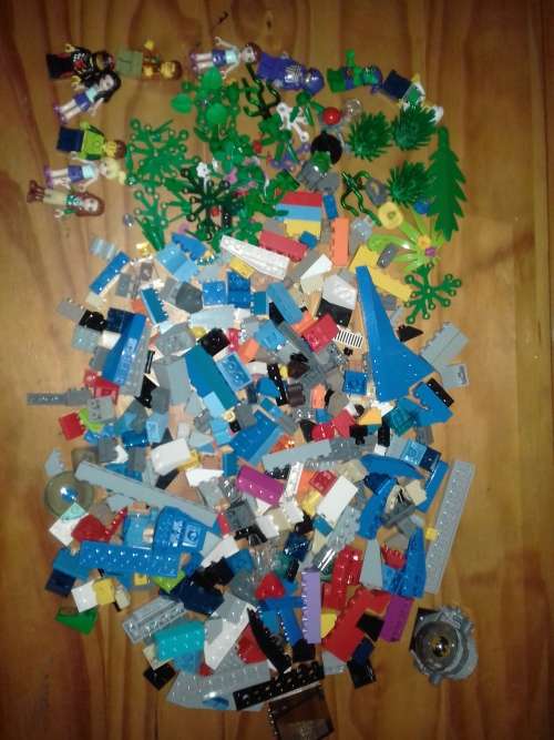 Large Mixed Lot of LEGO bricks, pieces and minifigs