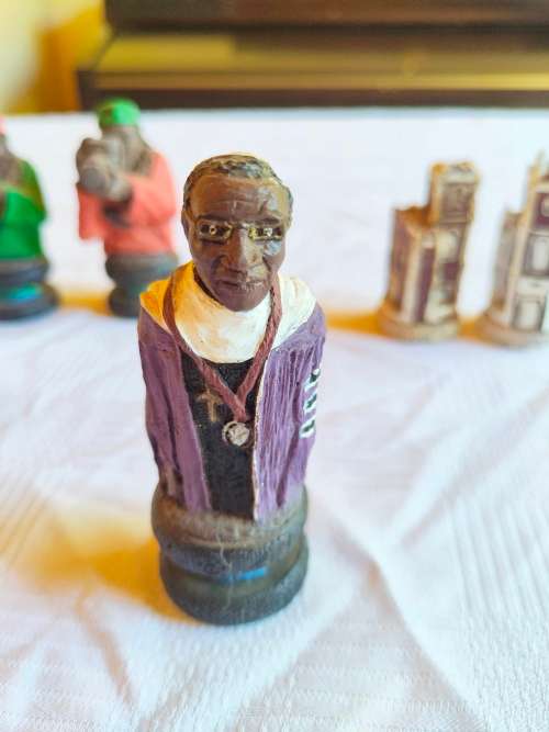 11 very collectable chess pieces from the Nelson Mandela chess set by Gala Starr CC