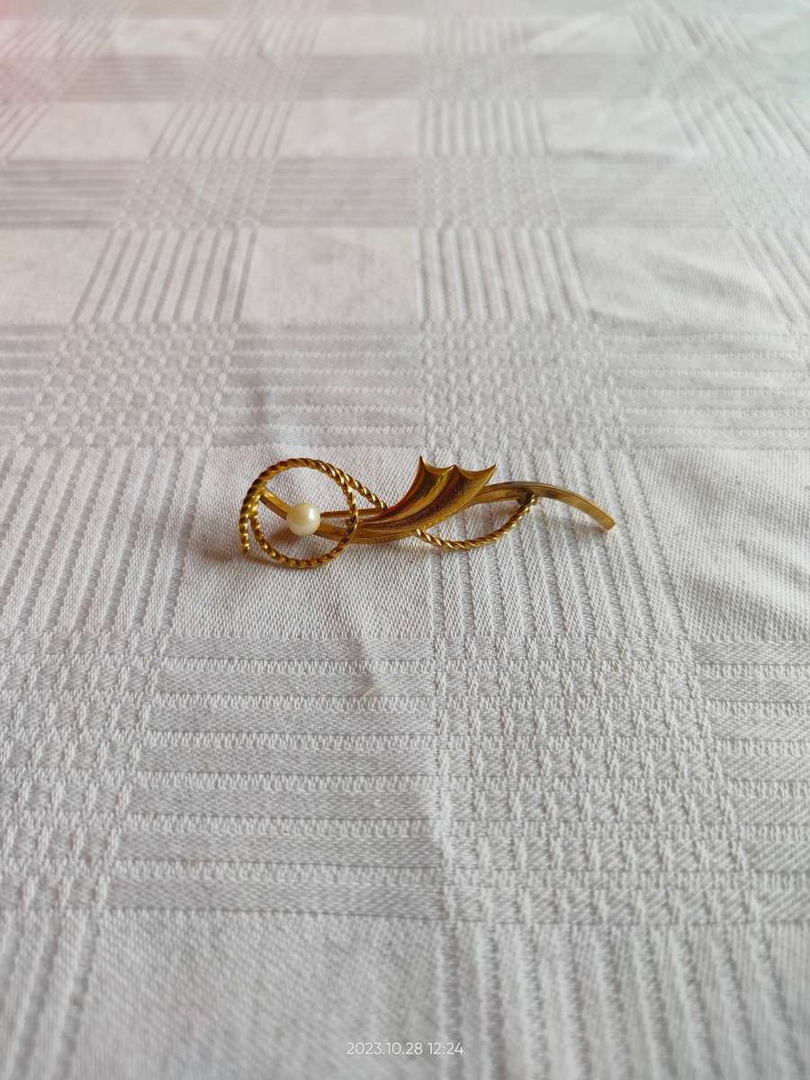 Delicate and gorgeous vintage gold tone brooch with faux pearl, marked CC