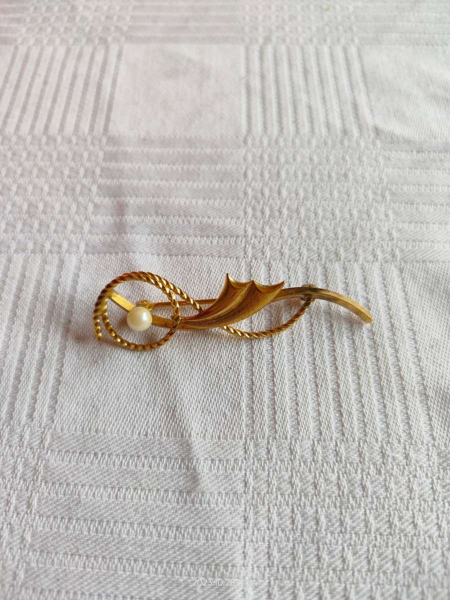 Delicate and gorgeous vintage gold tone brooch with faux pearl, marked CC