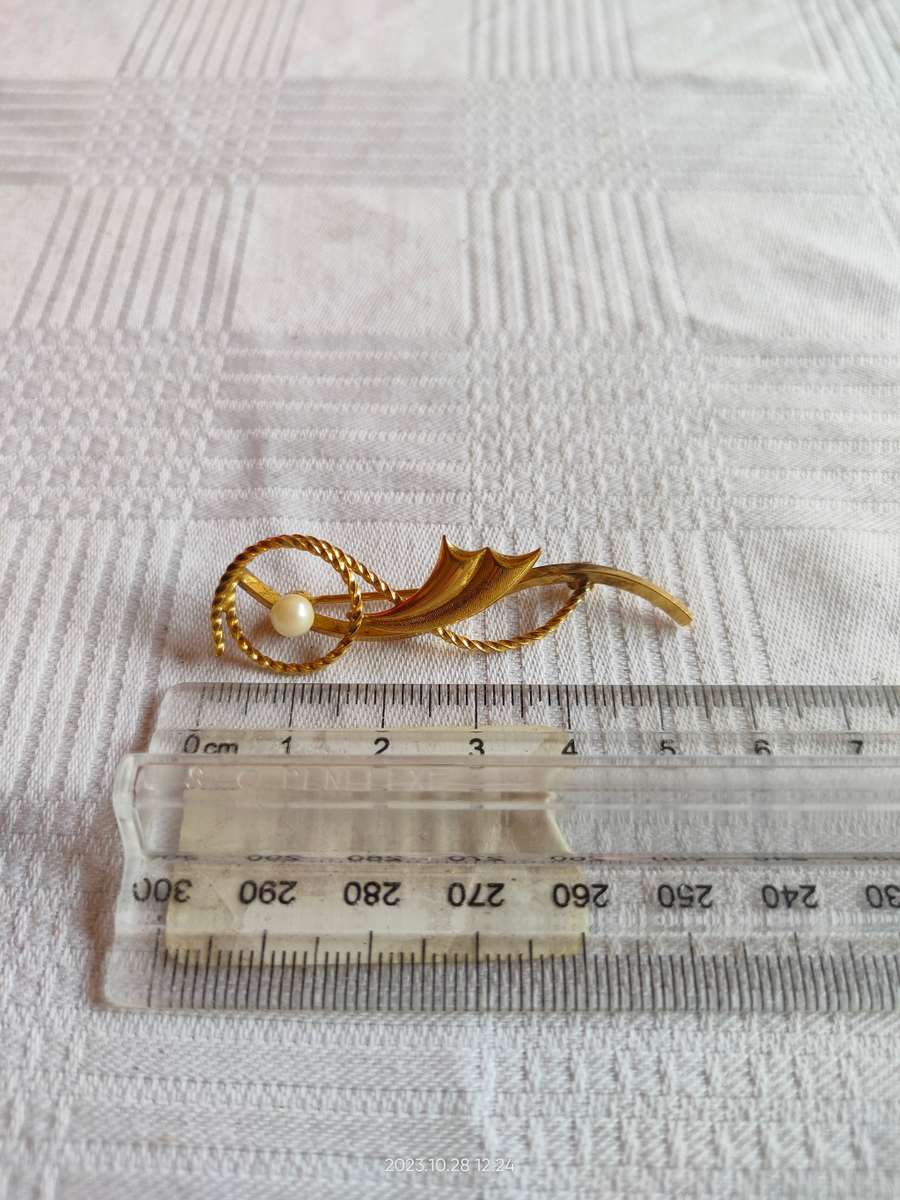 Delicate and gorgeous vintage gold tone brooch with faux pearl, marked CC