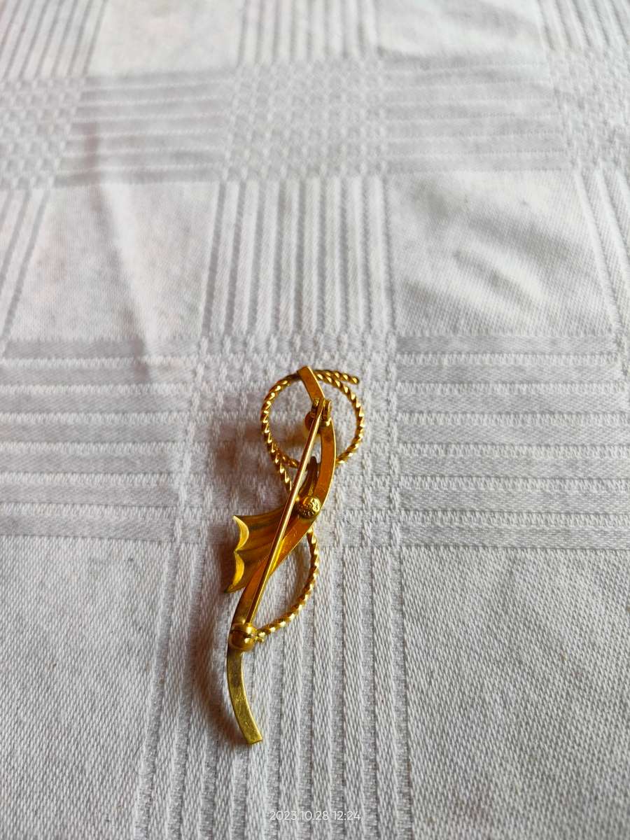 Delicate and gorgeous vintage gold tone brooch with faux pearl, marked CC