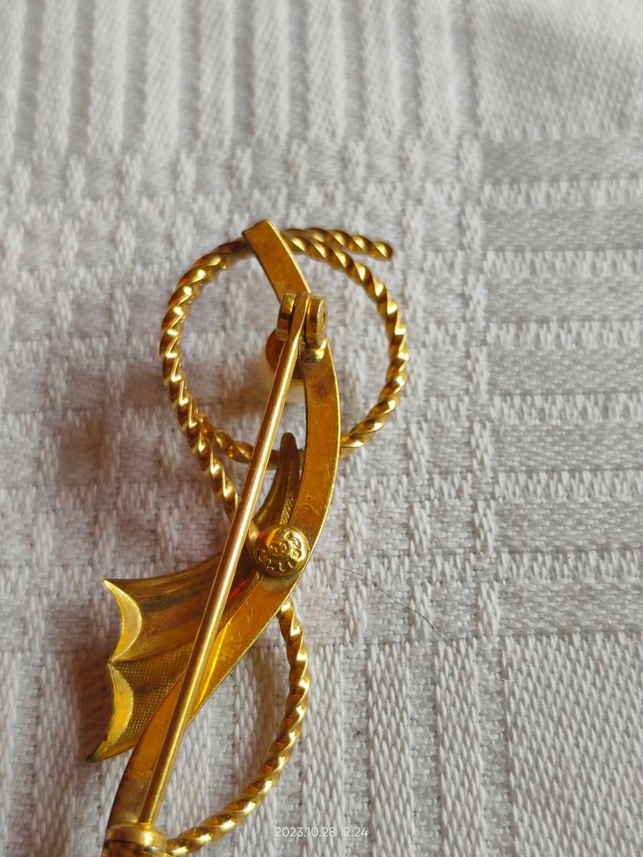 Delicate and gorgeous vintage gold tone brooch with faux pearl, marked CC