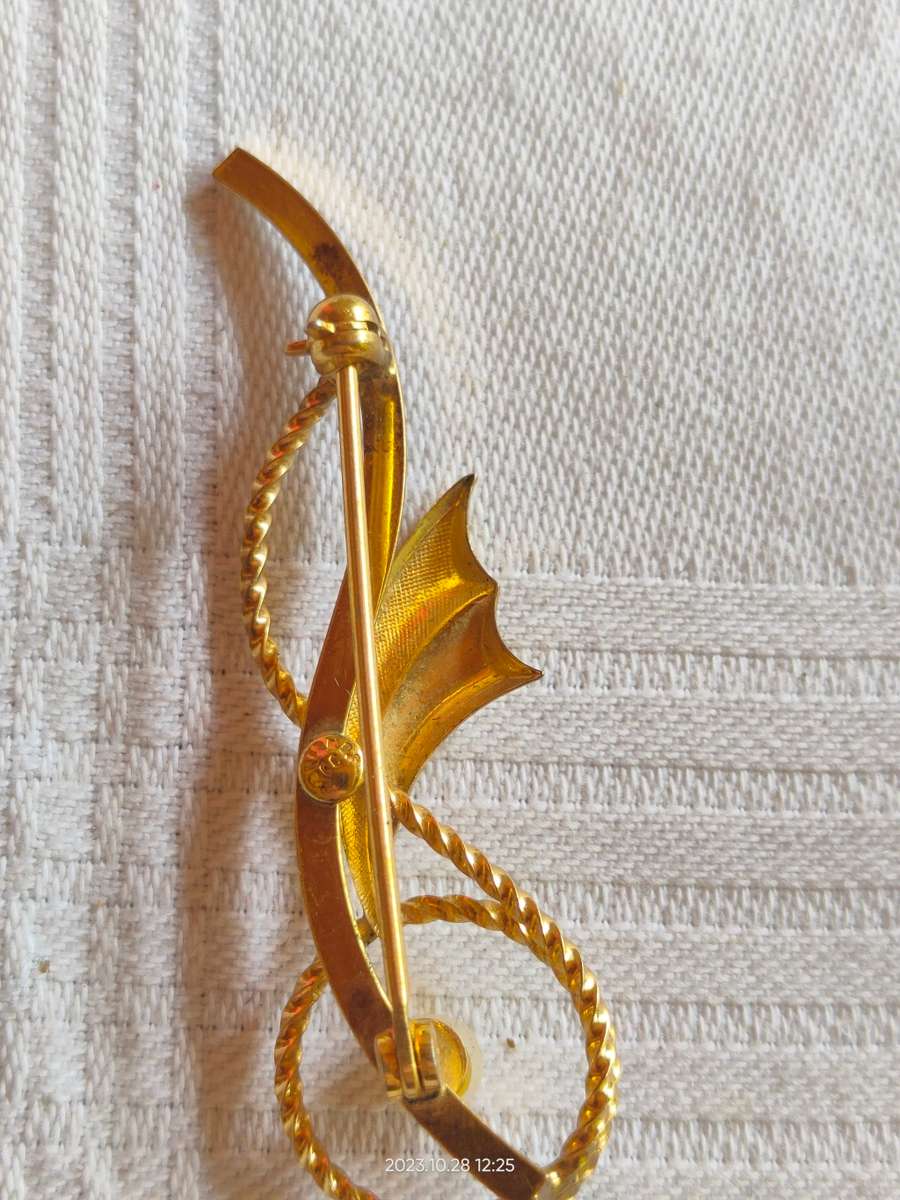 Delicate and gorgeous vintage gold tone brooch with faux pearl, marked CC