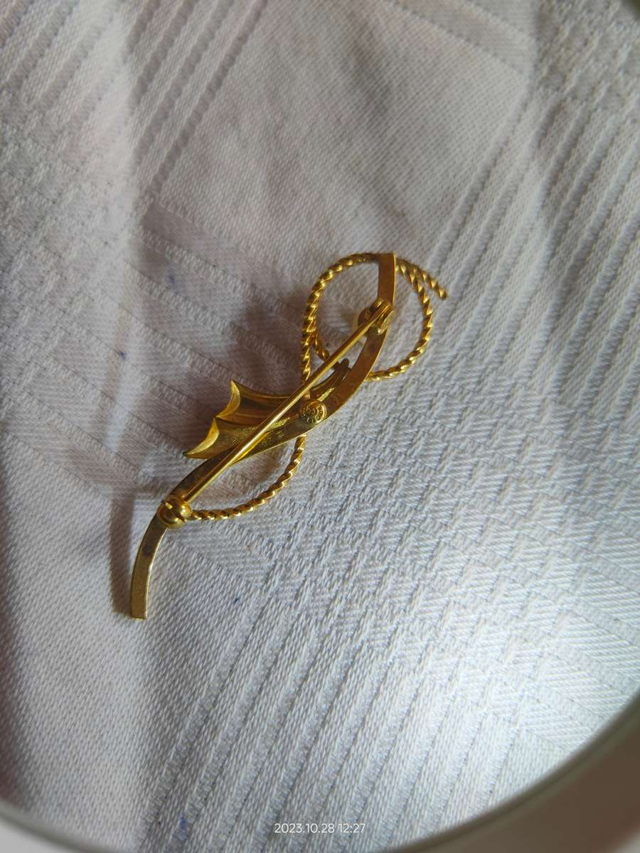 Delicate and gorgeous vintage gold tone brooch with faux pearl, marked CC