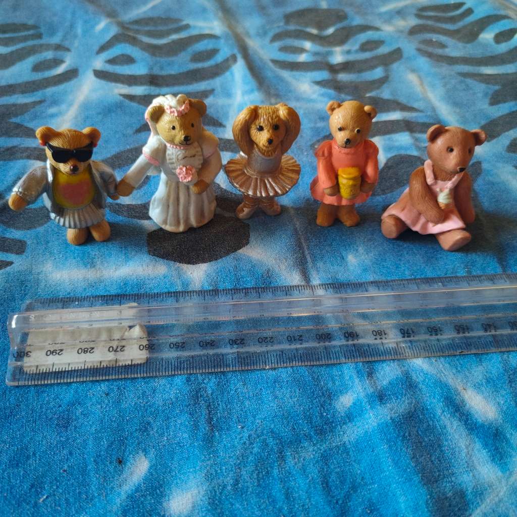 Five collectable miniature bears - 4 of which are Kellogg`s teddy in my pocket from the 1990`s