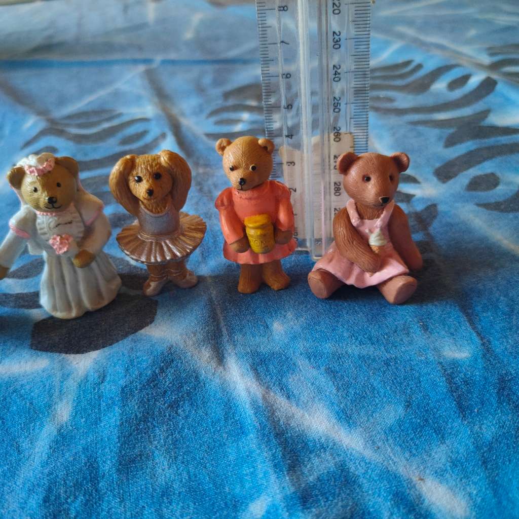 Five collectable miniature bears - 4 of which are Kellogg`s teddy in my pocket from the 1990`s