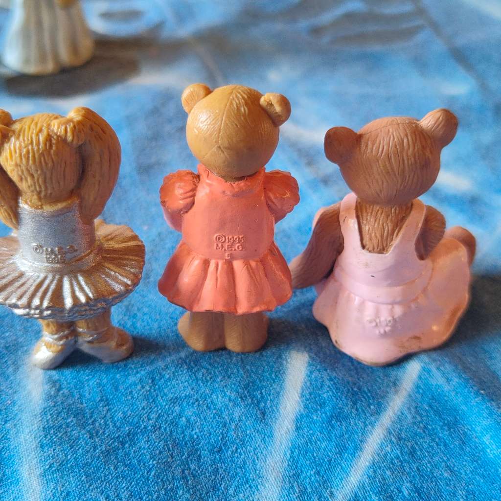 Five collectable miniature bears - 4 of which are Kellogg`s teddy in my pocket from the 1990`s