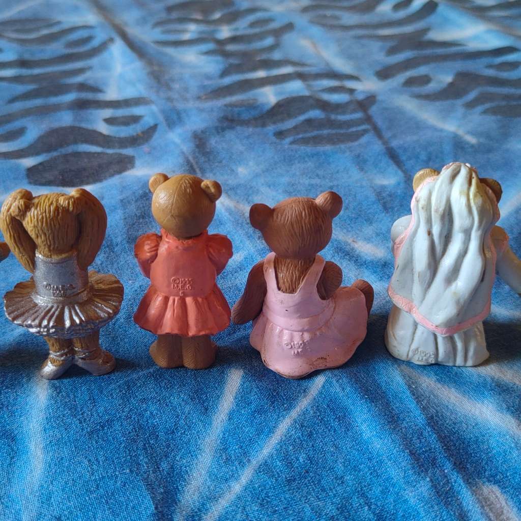 Five collectable miniature bears - 4 of which are Kellogg`s teddy in my pocket from the 1990`s