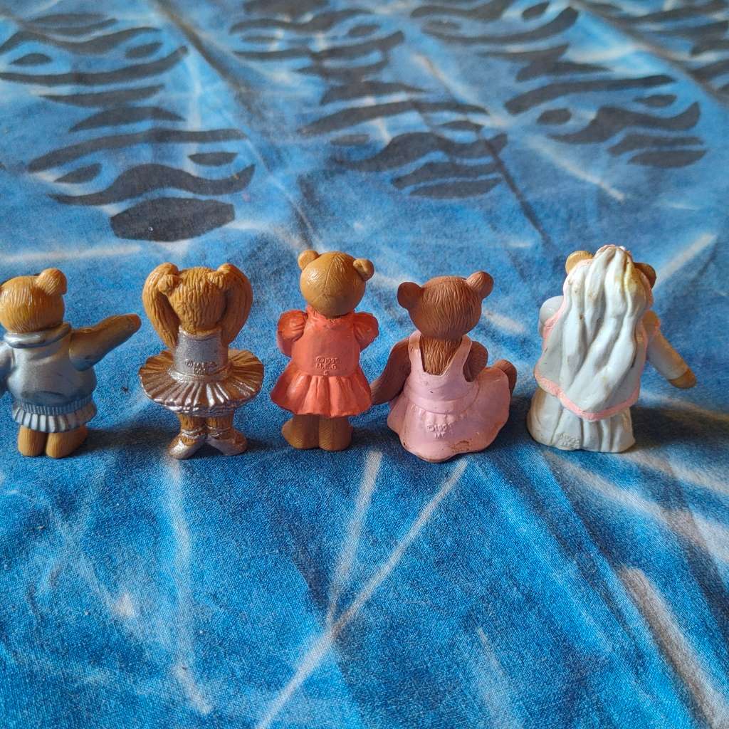 Five collectable miniature bears - 4 of which are Kellogg`s teddy in my pocket from the 1990`s