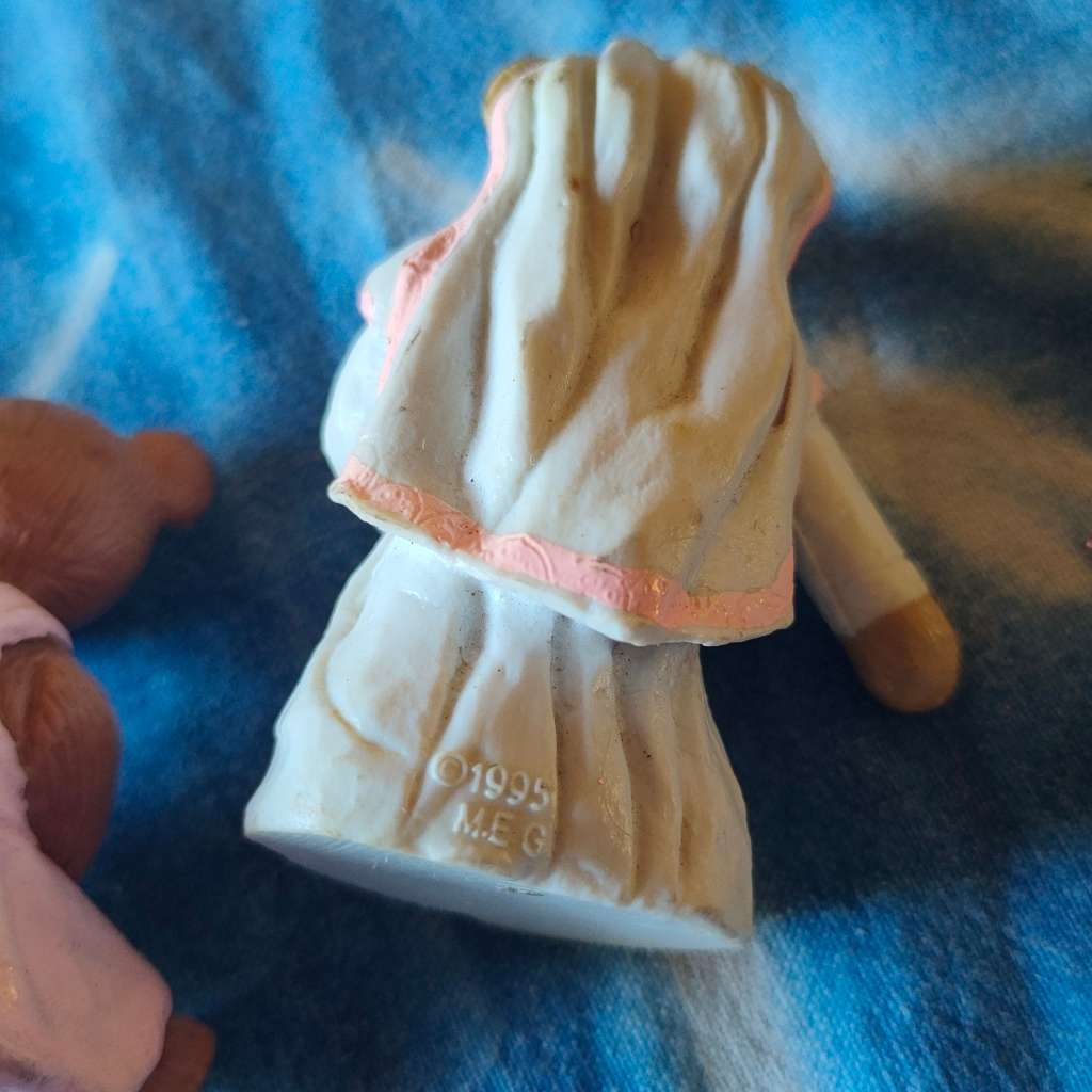 Five collectable miniature bears - 4 of which are Kellogg`s teddy in my pocket from the 1990`s