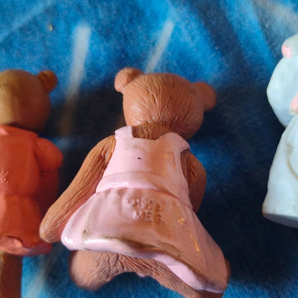 Five collectable miniature bears - 4 of which are Kellogg`s teddy in my pocket from the 1990`s