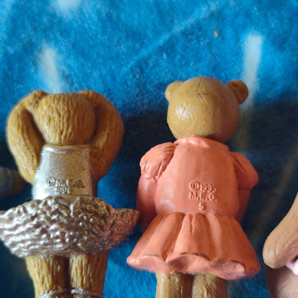 Five collectable miniature bears - 4 of which are Kellogg`s teddy in my pocket from the 1990`s