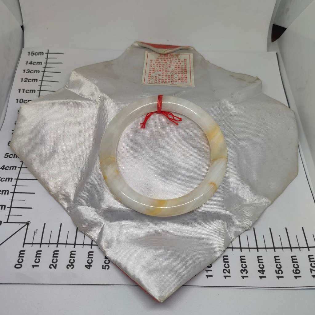 Stunning white Burmese Jadeite bangle - 45.6g