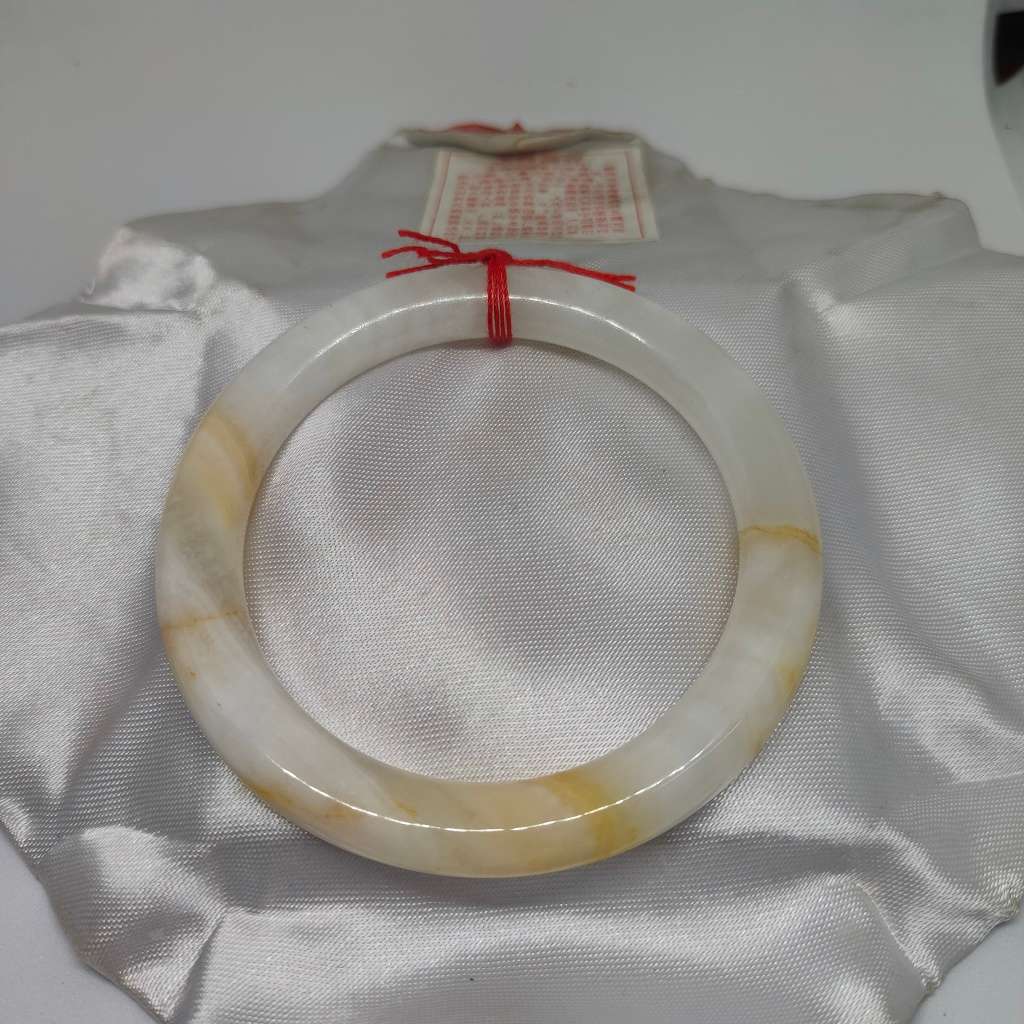 Stunning white Burmese Jadeite bangle - 45.6g