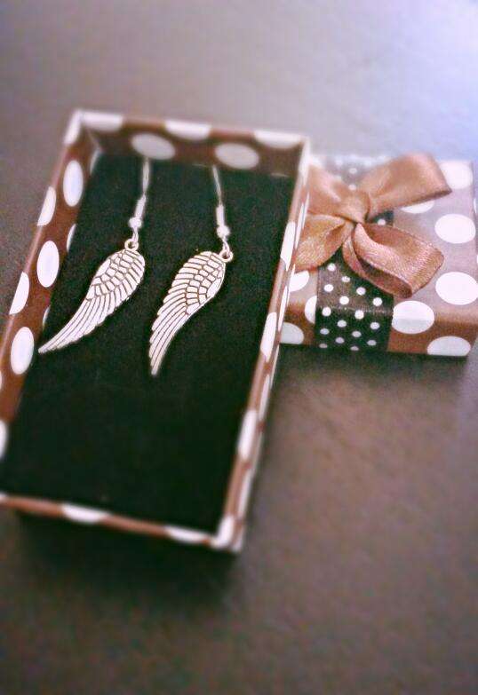 Beautiful set of earrings, angel wings design with stamped 925