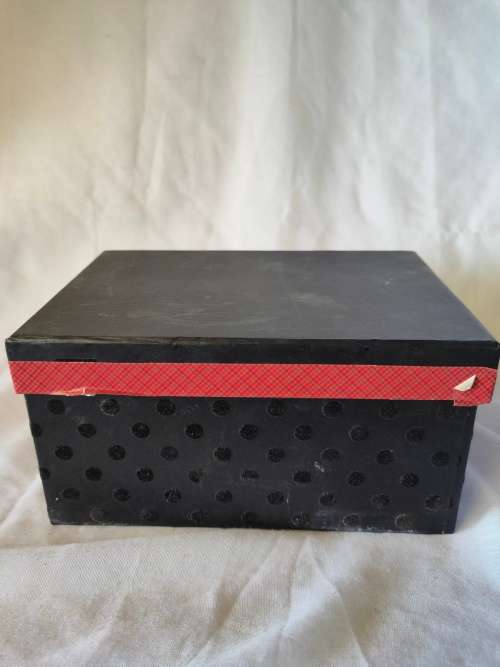 A beautiful gift box with 6 mini glasses