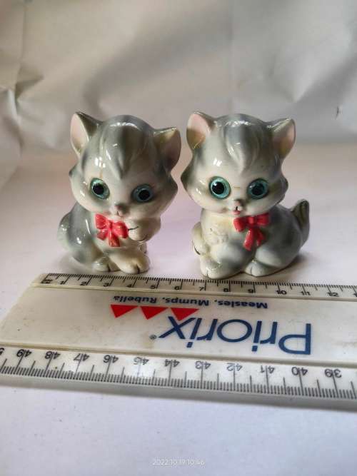 Lovely set of vintage Balboa kitten salt & pepper shakers