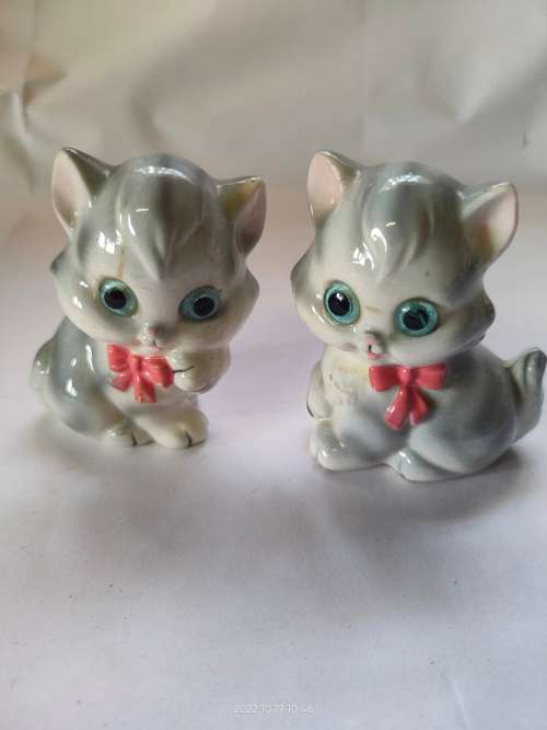 Lovely set of vintage Balboa kitten salt & pepper shakers